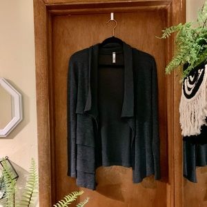 Asymmetrical cardigan: dresses up any outfit!